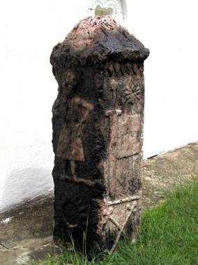 Stećak usadnik u obliku stuba: manastir Dokmir, verovatno pripadao nižem vlastelinu, XV vek