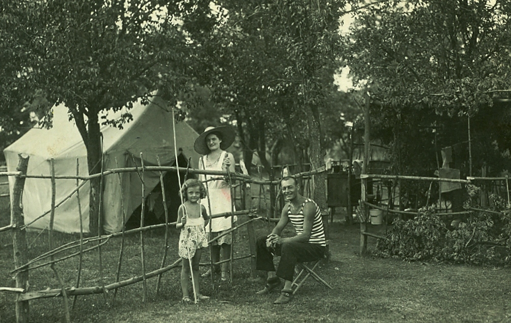 Ljubica, Vera i Momčilo u Valjevu, 1930.