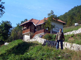 Saša Bencun Roka pred kućom na Tetrebovcu