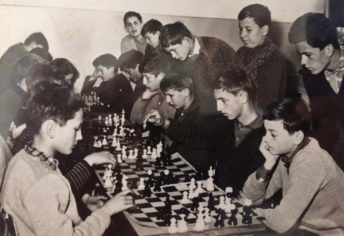 Ekipno prvenstvo  škole u šahu - u prvom planu Boban Tanasić (levo) i Dule Milutinović. Organizovao profesor biologije Sidža Radojčić